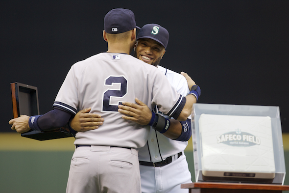 Fan rushes onto field mid-game to hug Derek Jeter